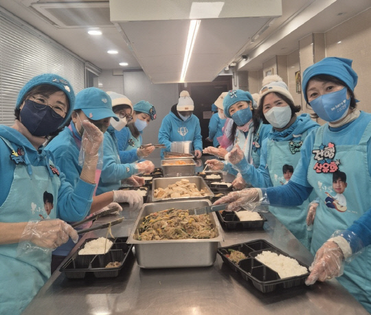 임영웅 팬클럽 영웅시대밴드(나눔 모임)가 지난 9일 서울 용산구 동자동 가톨릭사랑평화의집에서 71번째 쪽방촌 도시락 봉사를 했다.<임영웅 팬클럽 영웅시대 제공>